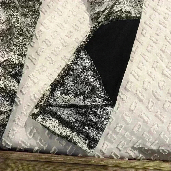 Lululemon Pace Rival Crop Power Luxtreme Hazy Days Black White/Black - Picture 2 of 6